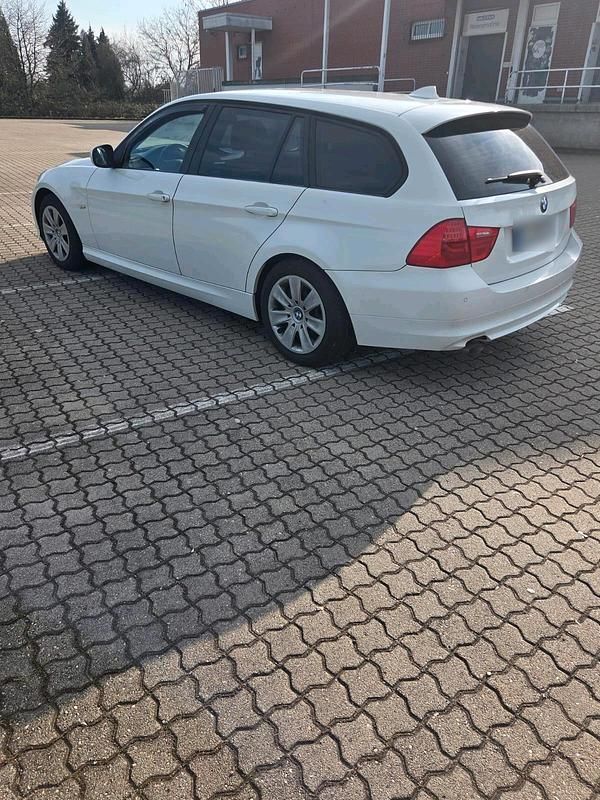 Gebraucht BMW 320 Sport Line 142 PS (104 kW) 2010 Weiß Kombi