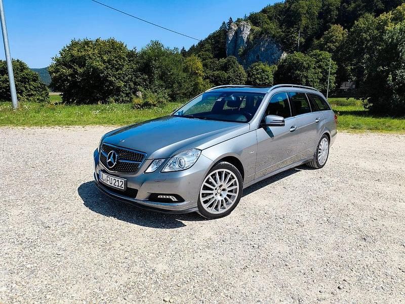 Grau Gebraucht 2010 Mercedes E200 Elegance Limousine | 9.000 € - Bild 1/4