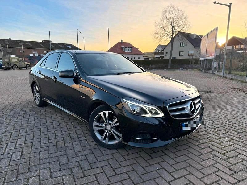 Schwarz Gebraucht 2016 Mercedes E220 Edition Limousine | 12.300 € - Bild 1/4