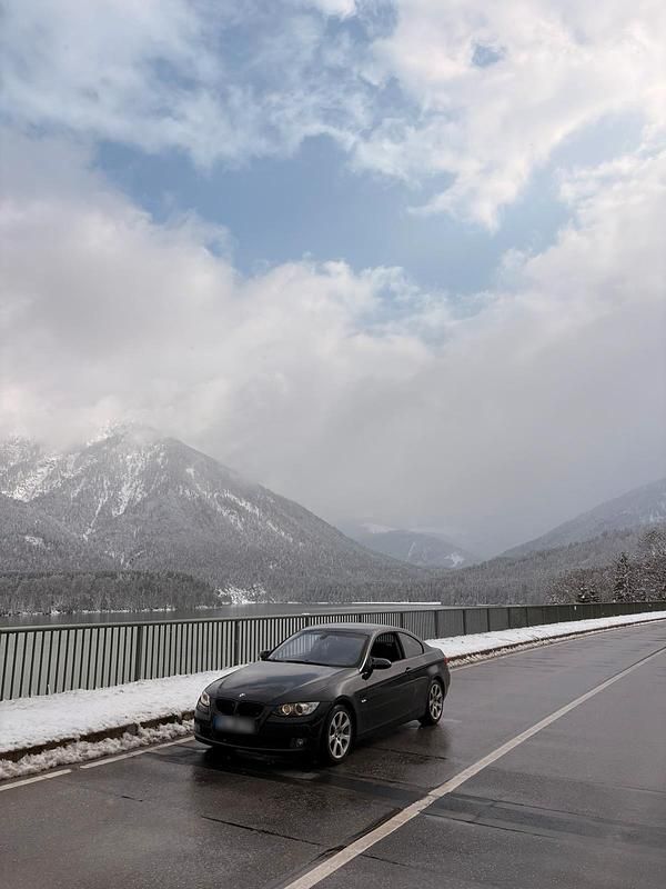 Gebraucht BMW 320 177 PS (130 kW) 2009 Schwarz Coupé