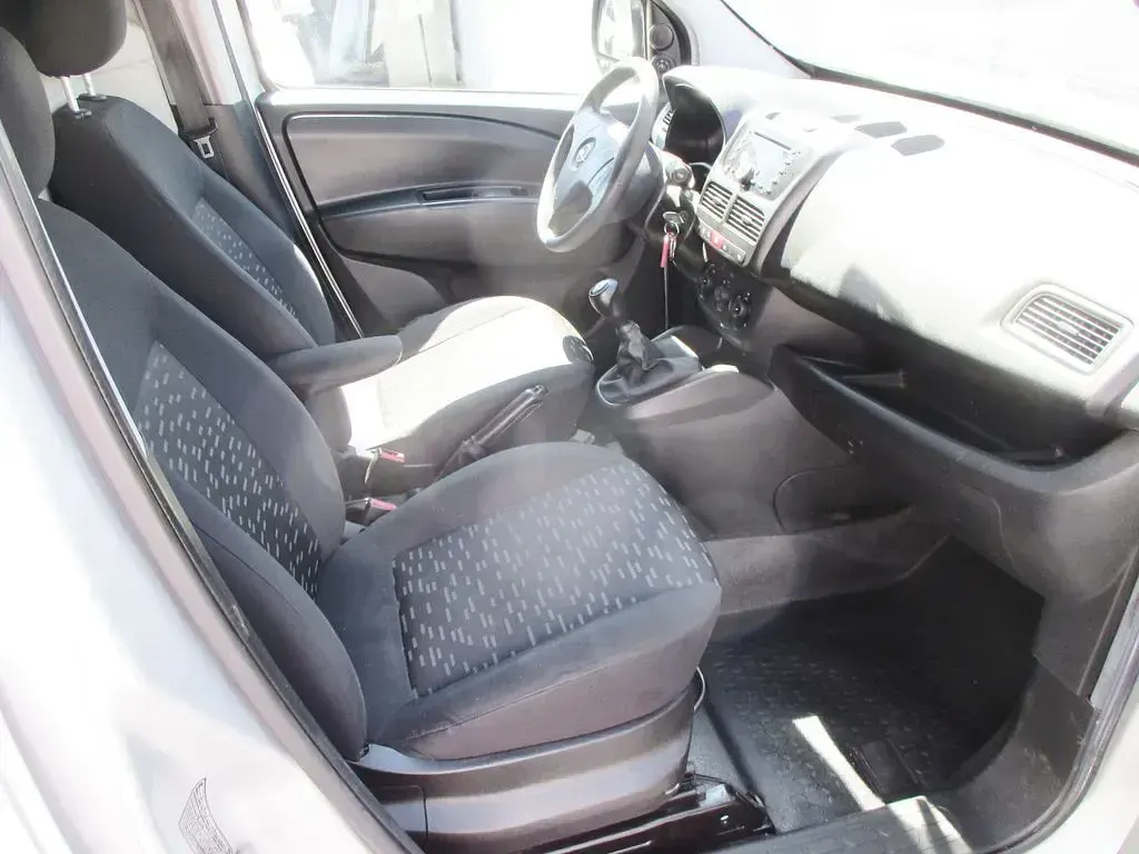 Gebraucht Opel Combo 90 PS (66 kW) 2014 Silber Van / Kleinbus
