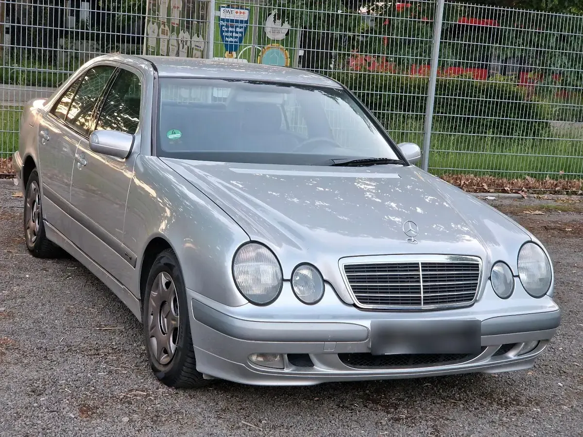 Używany Mercedes E220 143 KM (105 kW) 2001 Srebrny Sedan/Limuzyna