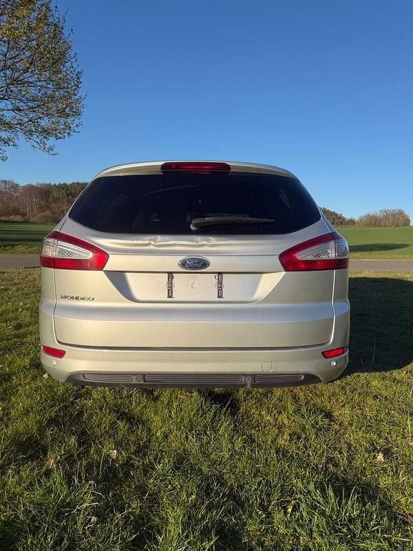 Gebraucht Ford Mondeo Trend 140 PS (102 kW) 2012 Silber Kombi