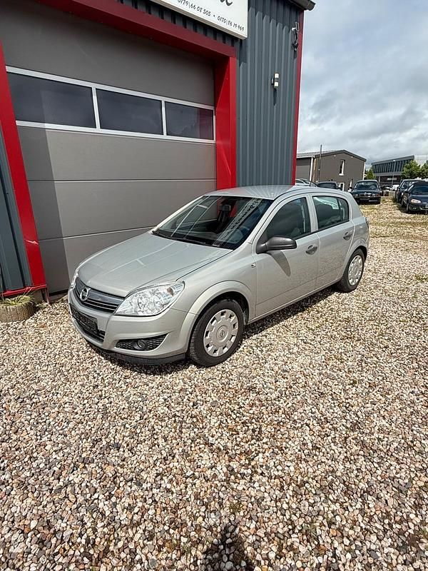 Grau Gebraucht 2008 Opel Astra Limousine | 999 € (Superpreis) - Bild 1/4
