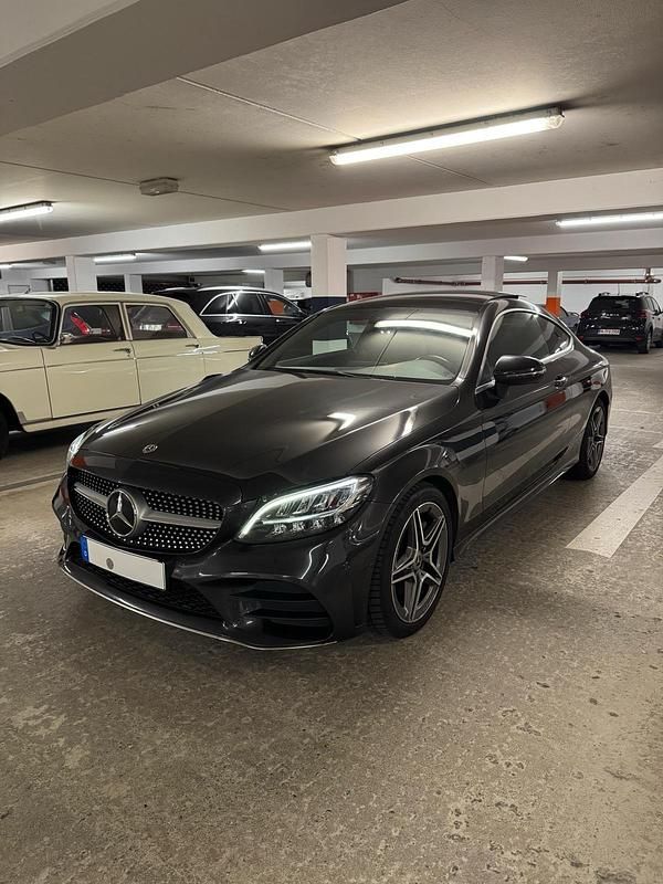 Grau Gebraucht 2019 Mercedes C300 AMG line Coupé | 26.500 € (Guter Preis) - Bild 1/4