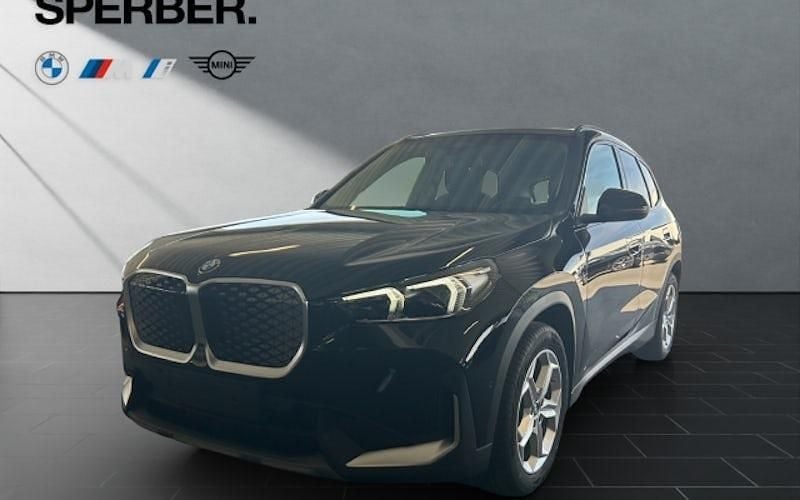 Schwarz Neu 2025 BMW iX1 Performance SUV | 45.480 € (Guter Preis) - Bild 1/4