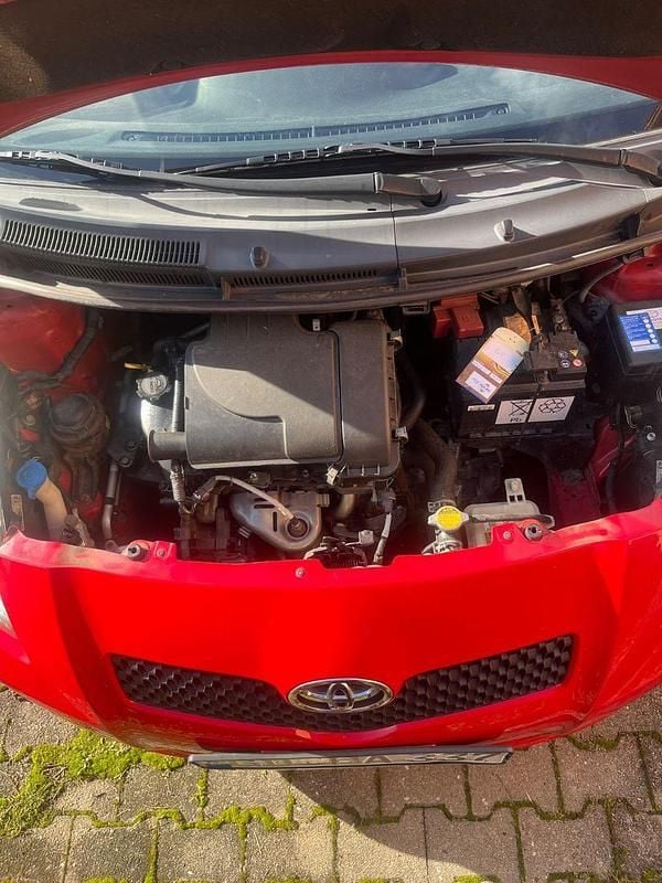 Gebraucht Toyota Yaris 69 PS (50 kW) 2008 Rot Kleinwagen
