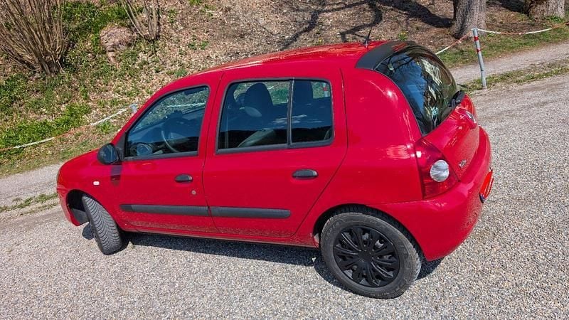 Second-hand Renault Clio II Expression 75 CP (55 kW) 2010 Roșu Hatchback