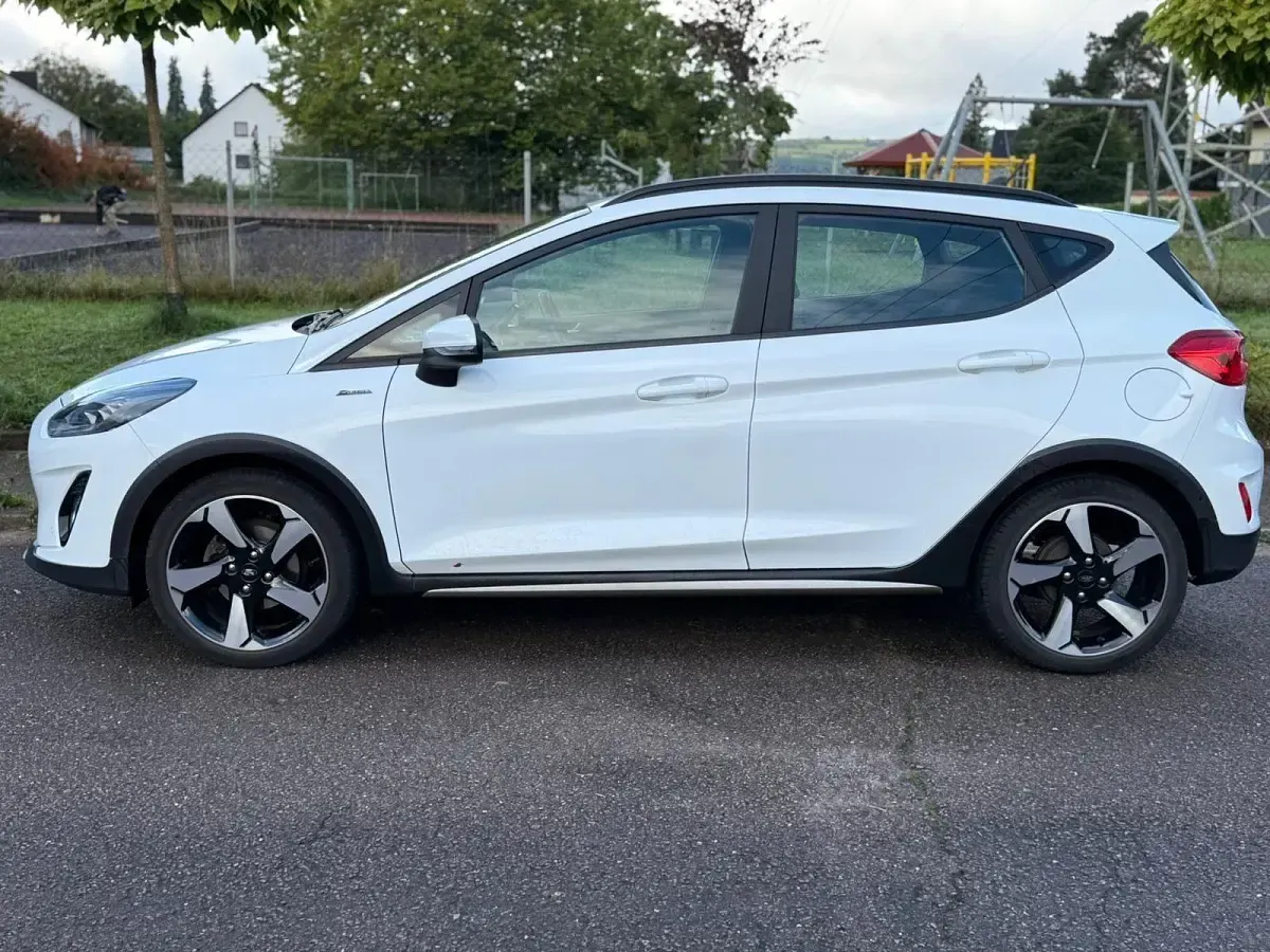 Gebraucht Ford Fiesta Active X 155 PS (114 kW) 2022 Weiß Limousine