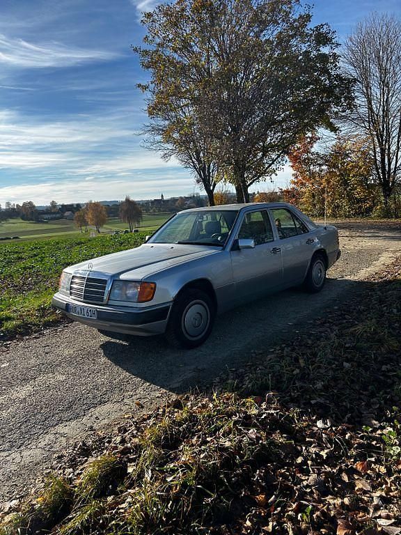 Silber Gebraucht 1991 Mercedes E250 Limousine | 4.200 € - Bild 1/4
