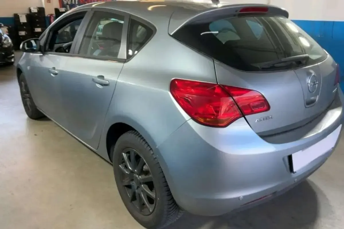 Używany Opel Astra Selection 101 KM (74 kW) 2011 Srebrny Hatchback