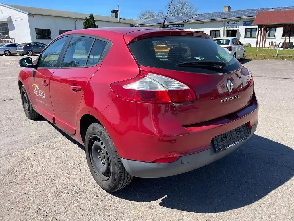Używany Renault Mégane Dynamique 116 KM (85 kW) 2014 Czerwony Sedan/Limuzyna