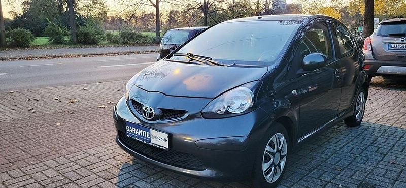 Grau Gebraucht 2007 Toyota Aygo City Kleinwagen | 2.990 € (Fairer Preis) - Bild 1/4