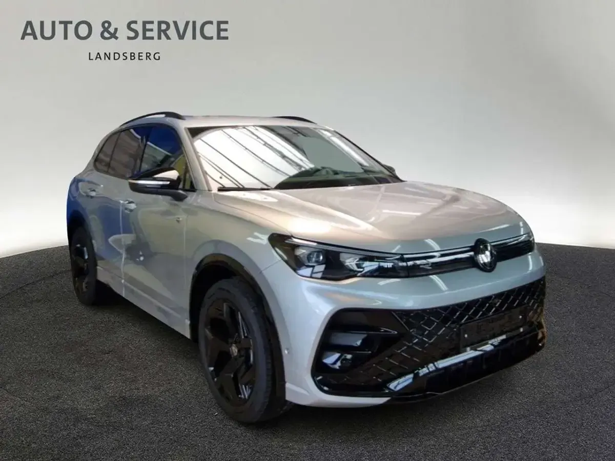 Neu VW Tiguan R-line 150 PS (110 kW) 2026 Oyster silver metallic SUV