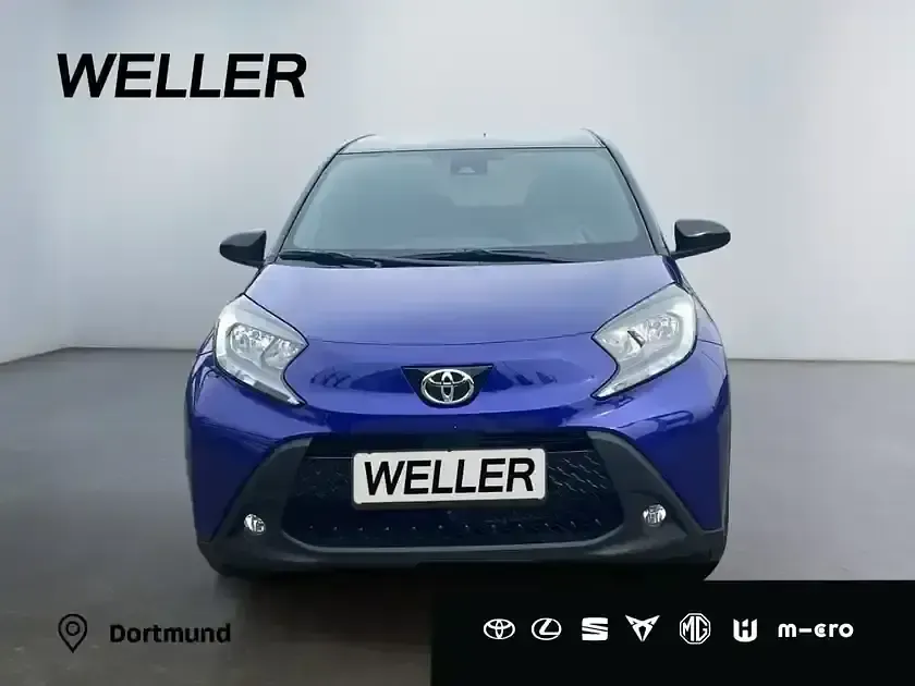Gebraucht Toyota Aygo 72 PS (52 kW) 2025 Juniper blue metallic / dach mysticschwarz mica (blau) Kleinwagen