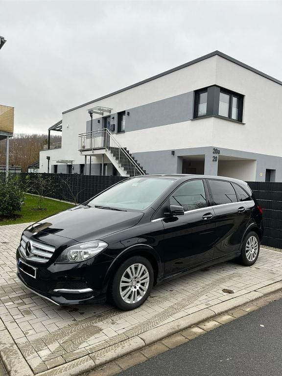 Schwarz Gebraucht 2014 Mercedes B200 Van / Kleinbus | 8.500 € (Guter Preis) - Bild 1/4