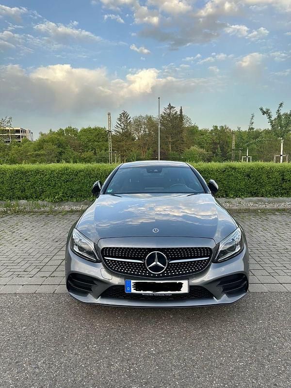 Grau Gebraucht 2018 Mercedes C300 AMG line Coupé | 32.400 € (Fairer Preis) - Bild 1/4