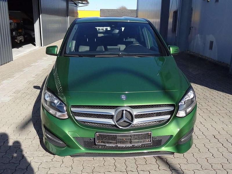 Gebraucht Mercedes B180 122 PS (89 kW) 2017 Elbait gruen  metallic Van / Kleinbus