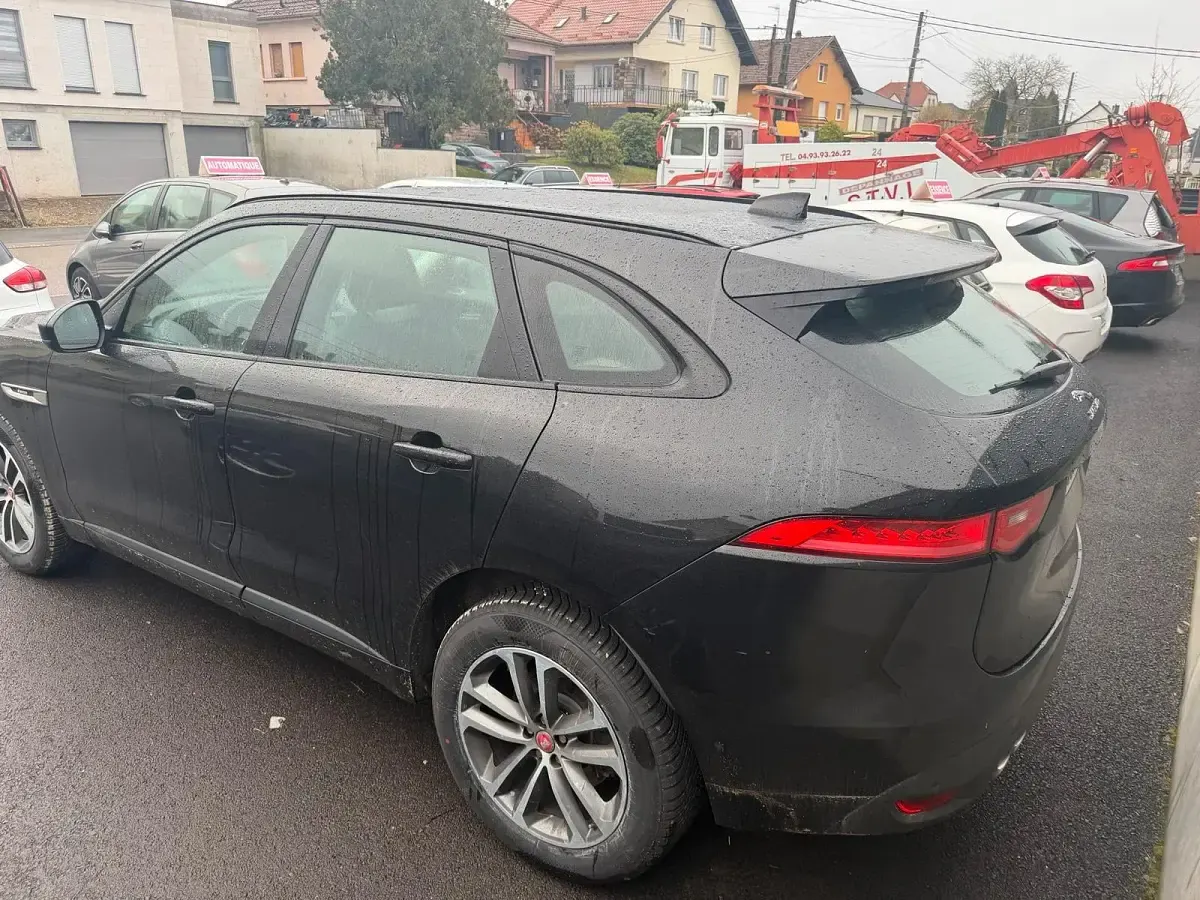 Gebraucht Jaguar F-Pace 180 PS (132 kW) 2016 Schwarz SUV