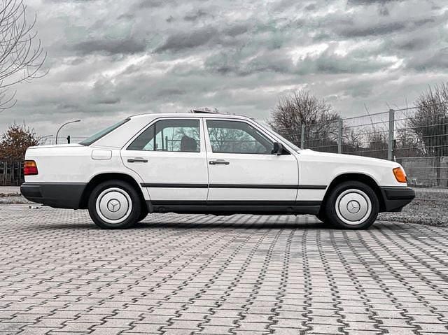 Gebraucht Mercedes 200 72 PS (52 kW) 1985 Weiß metallic Limousine