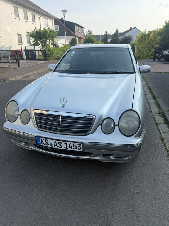 Silber Gebraucht 2000 Mercedes E220 Elegance Limousine | 3.000 € (Guter Preis) - Bild 1/4
