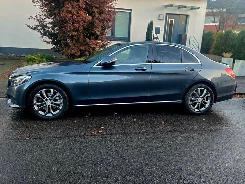 Grau Gebraucht 2015 Mercedes 220 Limousine | 15.000 € (Teuer) - Bild 1/4