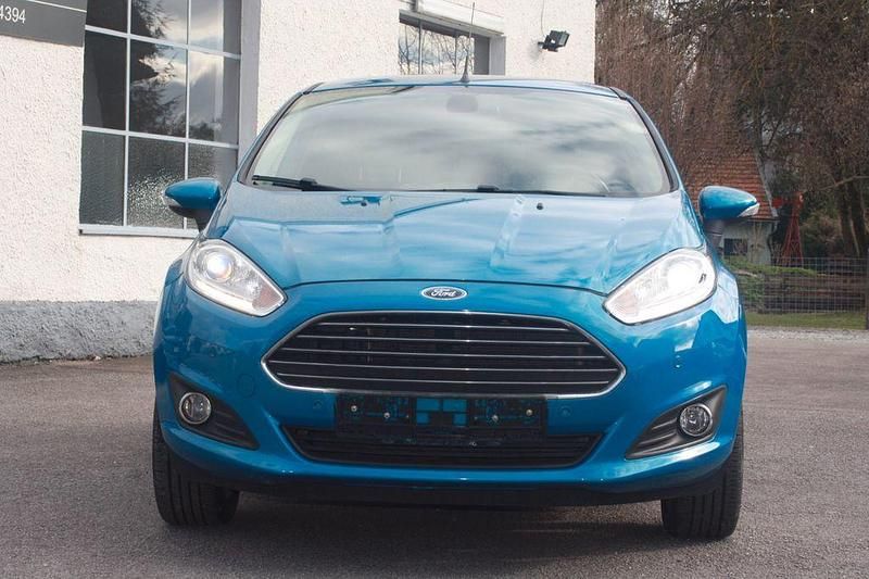 Gebraucht Ford Fiesta Titanium 80 PS (58 kW) 2014 Blau Kleinwagen
