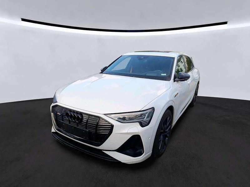 Gletscherweiß metallic Gebraucht 2022 Audi e-tron Black Edition SUV | 44.830 € (Fairer Preis) - Bild 1/2