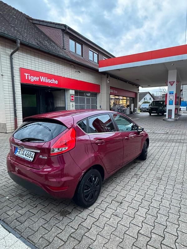 Rot Gebraucht 2009 Ford Fiesta Limousine | 1.350 € (Guter Preis) - Bild 1/4