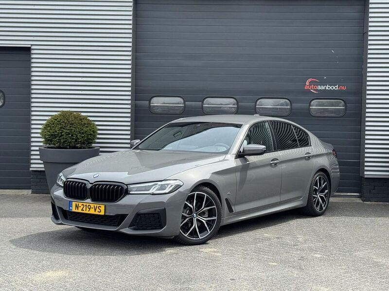 Grau Gebraucht 2022 BMW 520 Executive Limousine | 29.081 € (Teuer) - Bild 1/4