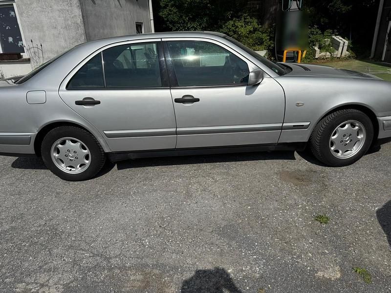 Silber Gebraucht 1996 Mercedes E230 Limousine | 3.450 € - Bild 1/4