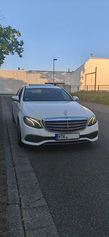 Weiß Gebraucht 2019 Mercedes 200 Limousine | 32.750 € - Bild 1/4