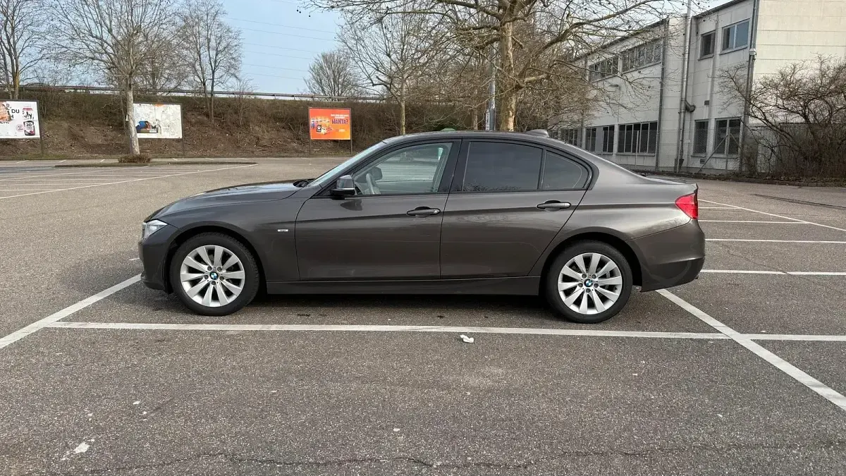 Usata BMW 318 143 CV (105 kW) 2012 Marrone Berlina
