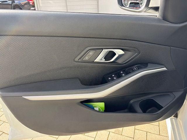 Gebraucht BMW 320 Advantage 190 PS (139 kW) 2019 Weiß Limousine