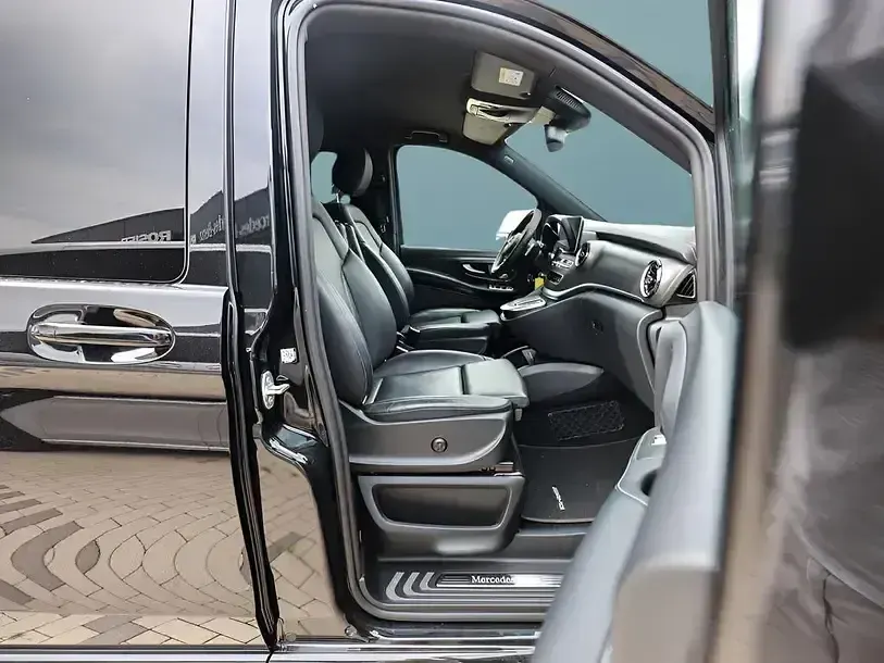 Gebraucht Mercedes V300 237 PS (174 kW) 2024 Schwarz Van / Kleinbus