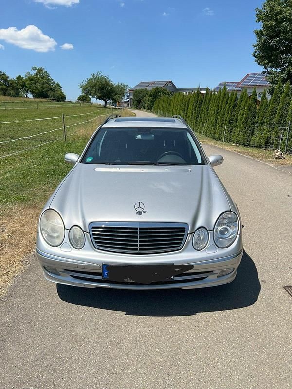 Silber Gebraucht 2004 Mercedes E320 Kombi | 2.890 € - Bild 1/4