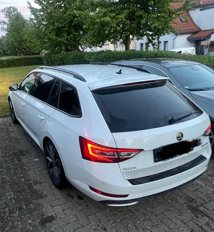 Weiß Gebraucht 2018 Skoda Superb SportLine Kombi | 18.500 € (Guter Preis) - Bild 1/3