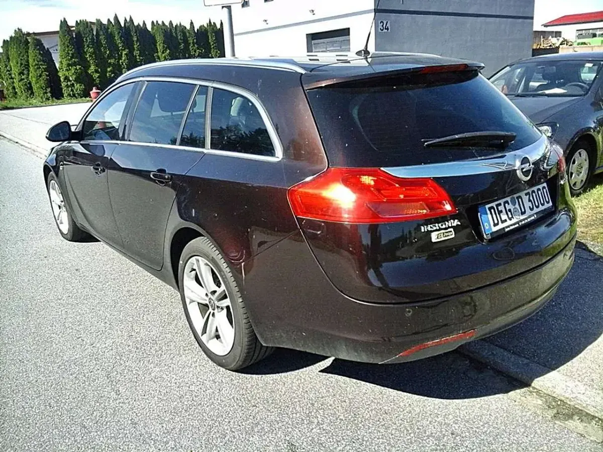Gebraucht Opel Insignia Active 131 PS (96 kW) 2013 Mahogany brown (p2/so) Kombi