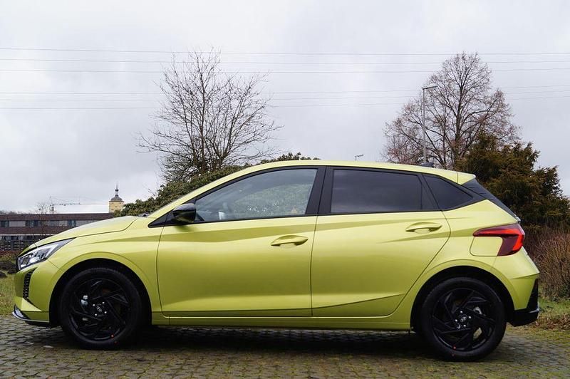 Neu Hyundai i20 Blackline 90 PS (66 kW) 2025 Grün Kleinwagen