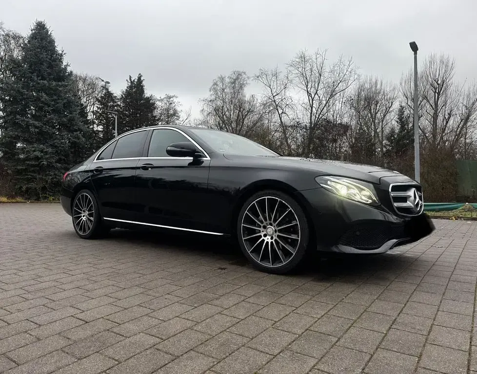 Usado Mercedes E220 194 CV (142 kW) 2016 Negro Berlina