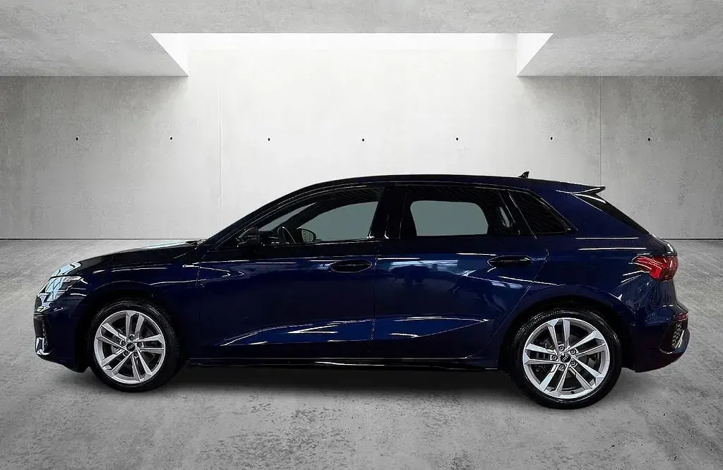 Używany Audi A3 S-Line 150 KM (110 kW) 2024 Niebieski Sedan/Limuzyna