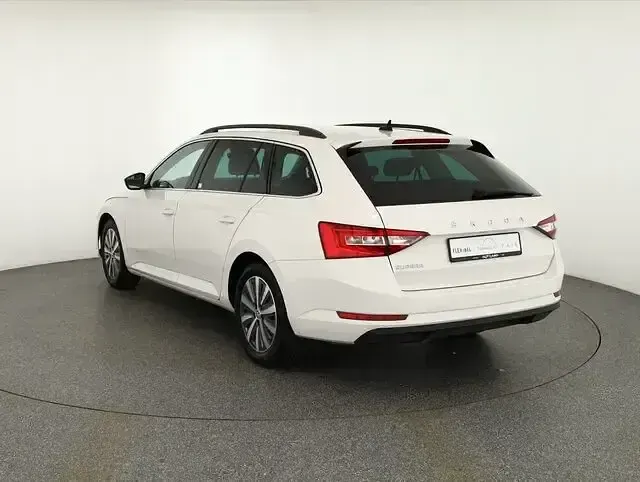 Używany Skoda Superb 200 KM (147 kW) 2021 Biały Kombi