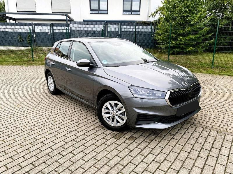 Grau Gebraucht 2022 Skoda Fabia Kleinwagen | 15.300 € (Fairer Preis) - Bild 1/4
