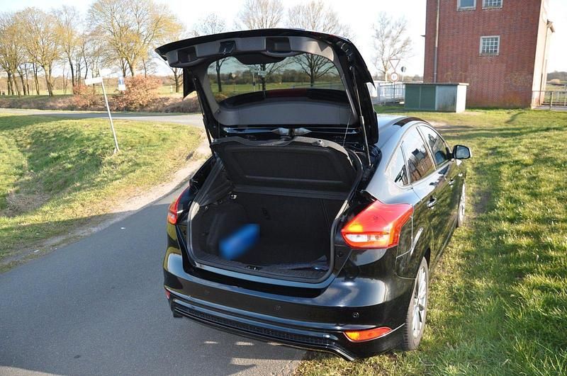 Gebraucht Ford Focus ST-Line 125 PS (91 kW) 2017 Schwarz Limousine