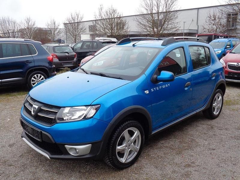 Blau Gebraucht 2015 Dacia Sandero Prestige Limousine | 4.999 € (Guter Preis) - Bild 1/4