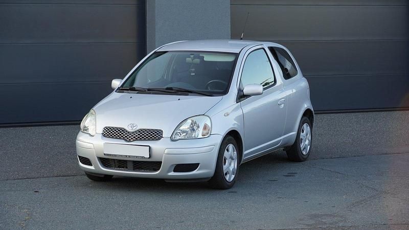 Silber Gebraucht 2004 Toyota Yaris Kleinwagen | 2.650 € (Fairer Preis) - Bild 1/4