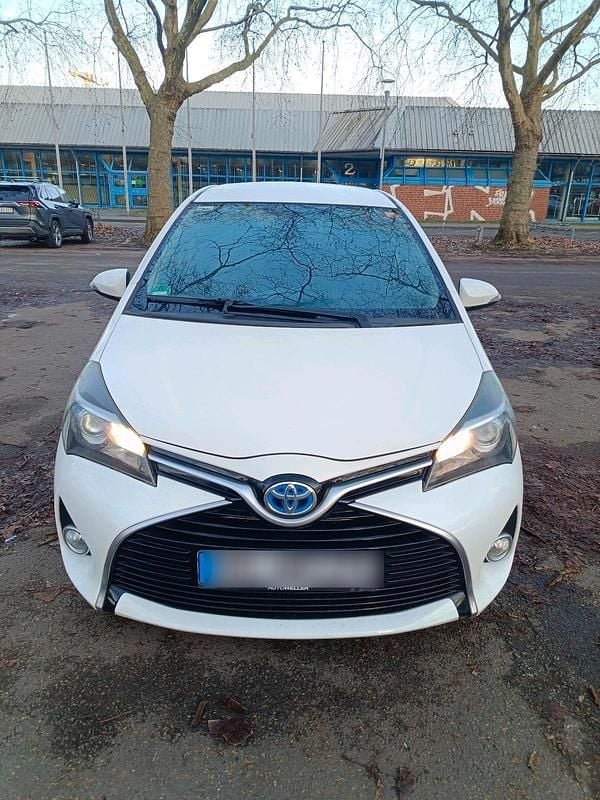 Weiß Gebraucht 2017 Toyota Yaris Hybrid Kleinwagen | 13.450 € (Fairer Preis) - Bild 1/4