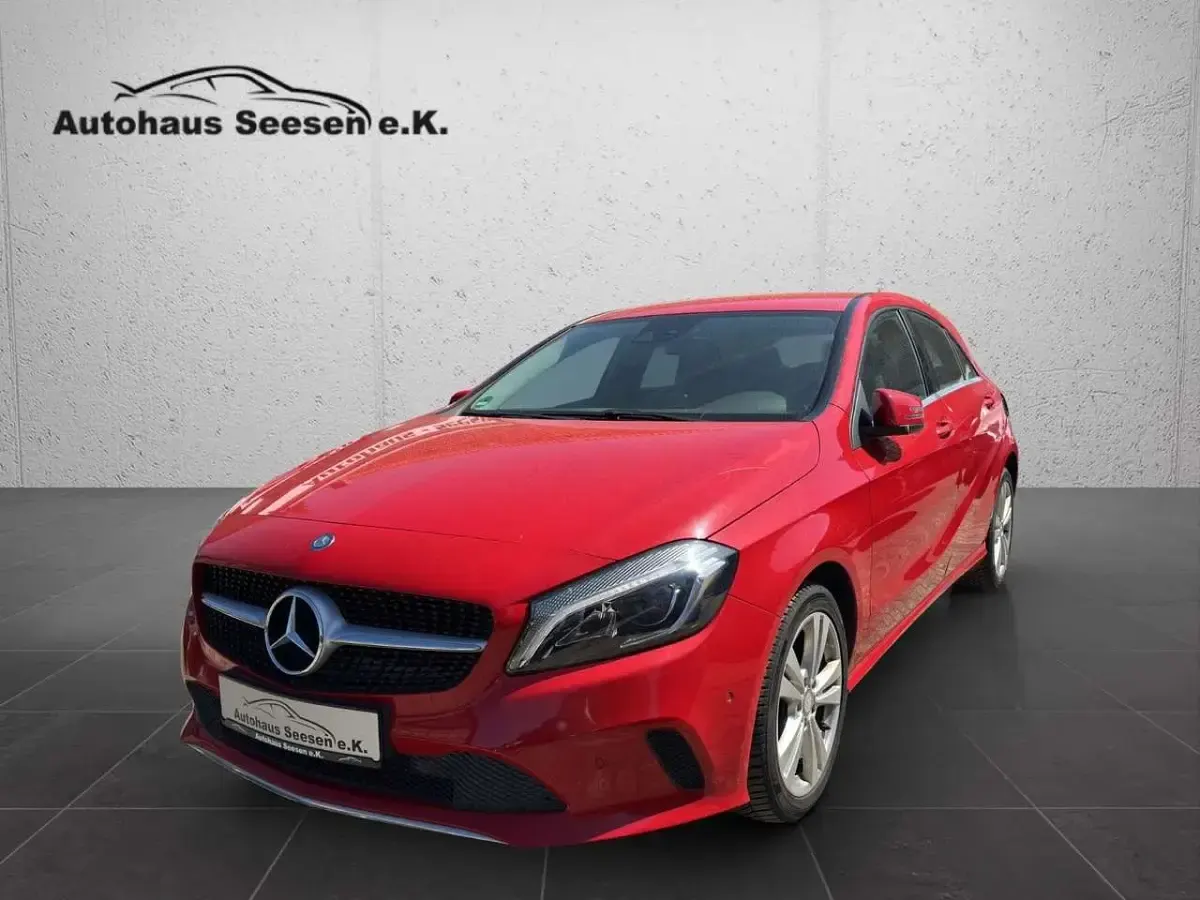 Gebraucht Mercedes A180 109 PS (80 kW) 2016 Rot Limousine