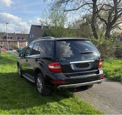 Gebraucht Mercedes ML350 231 PS (169 kW) 2010 Schwarz SUV