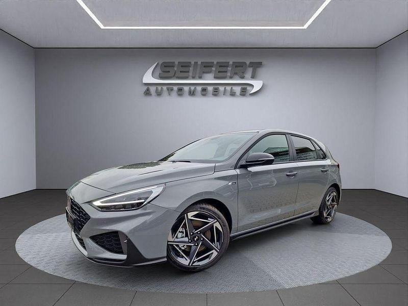 Shadow grey Neu 2025 Hyundai i30 N Line Limousine | 31.990 € (Teuer) - Bild 1/4